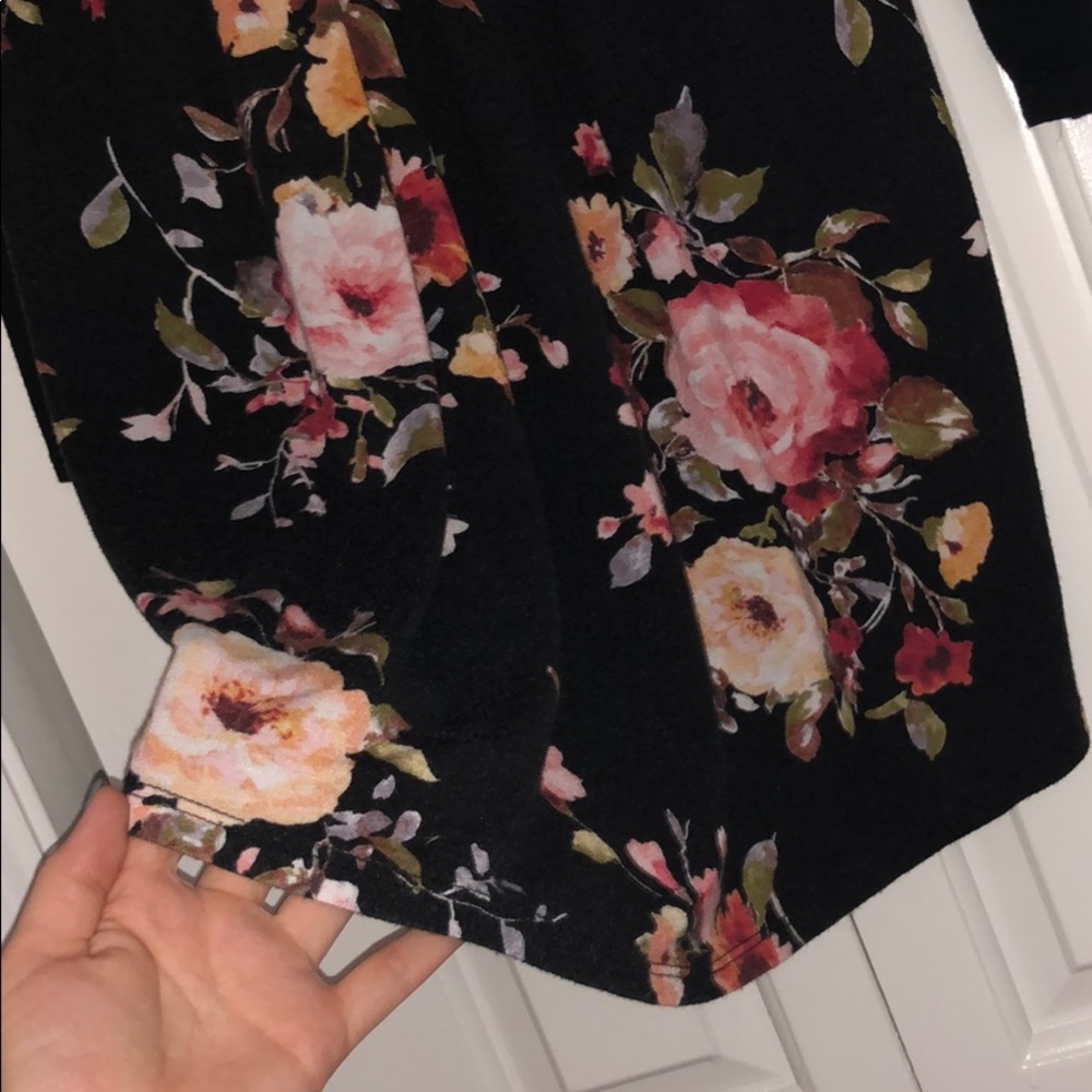 Women’s black and flower blouse. Super cute! - Picture 3 of 3